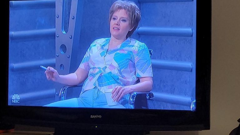 Kate McKinnon’s Last “SNL” Sketch: She Leaves Earth with Aliens in a Tearful Goodbye