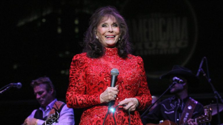 RIP Loretta Lynn, Coal Miner’s Daughter Who Became a Towering Legend, Dead at 90